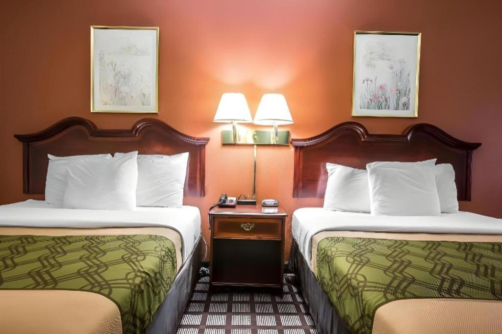 Econo Lodge South Garner Bagian luar foto