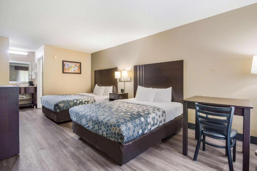Econo Lodge South Garner Bagian luar foto