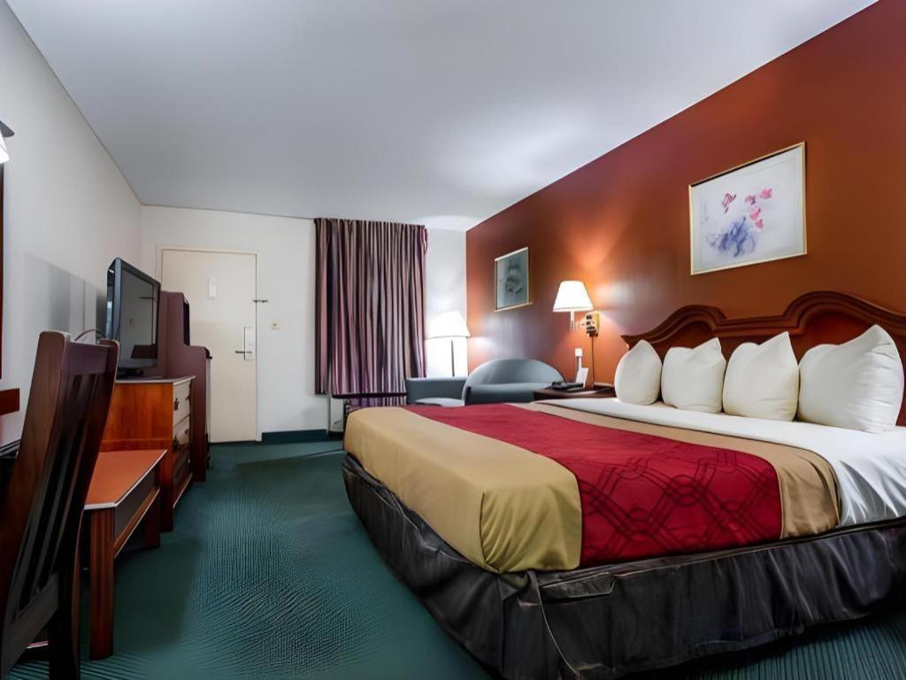 Econo Lodge South Garner Bagian luar foto