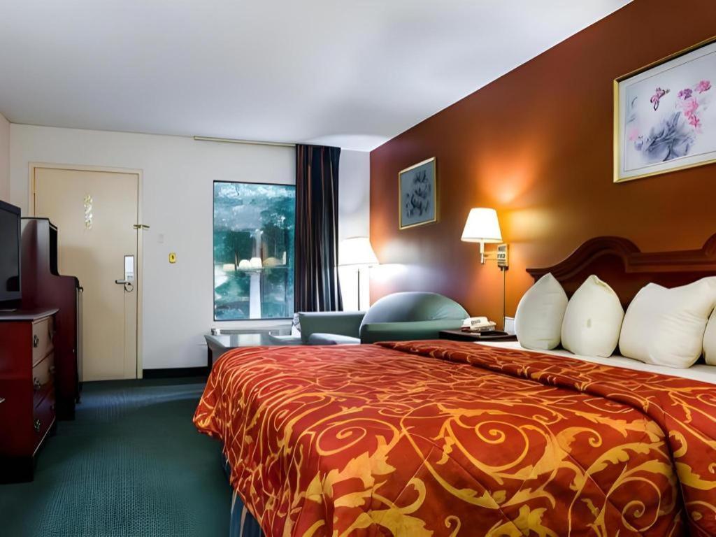 Econo Lodge South Garner Bagian luar foto