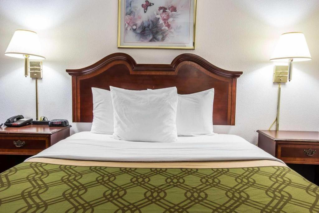 Econo Lodge South Garner Bagian luar foto