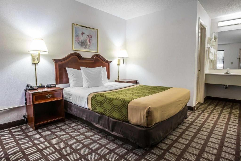 Econo Lodge South Garner Bagian luar foto