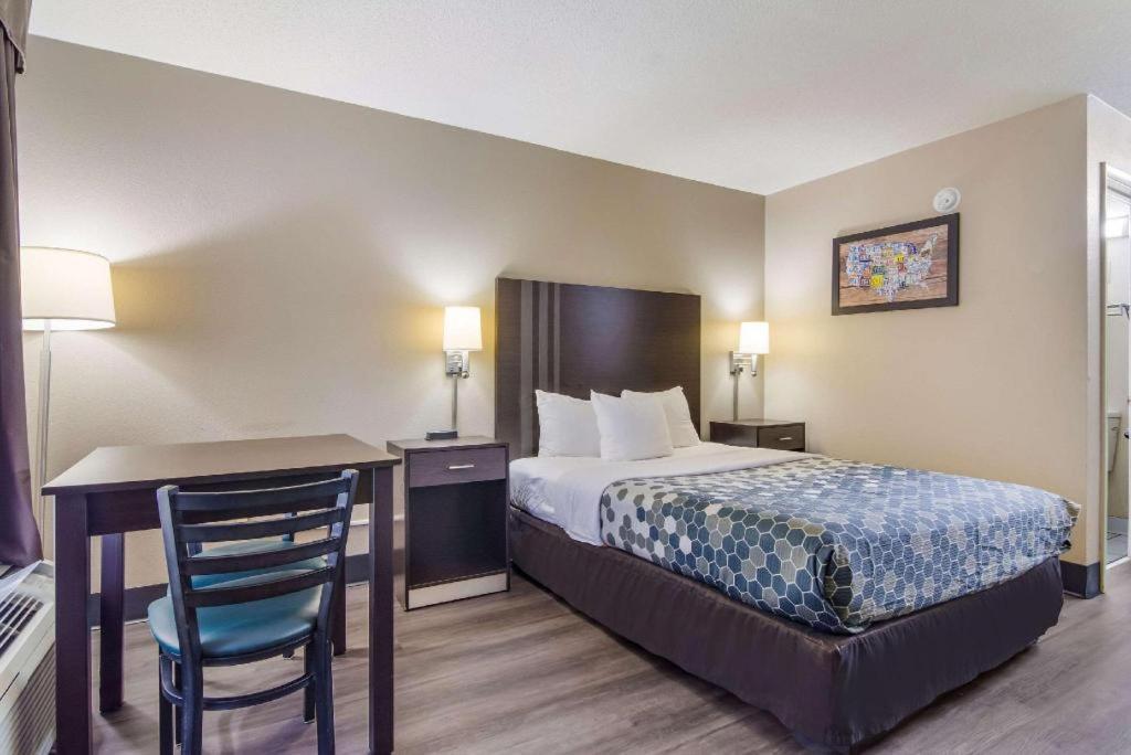 Econo Lodge South Garner Bagian luar foto