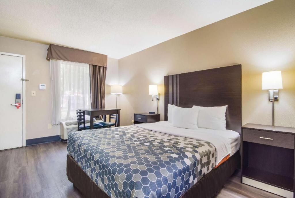 Econo Lodge South Garner Bagian luar foto