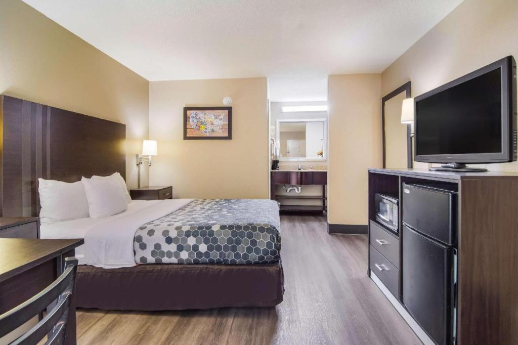 Econo Lodge South Garner Bagian luar foto