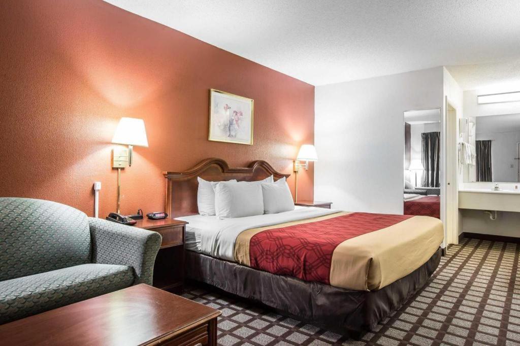 Econo Lodge South Garner Bagian luar foto