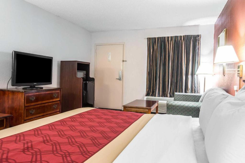 Econo Lodge South Garner Bagian luar foto