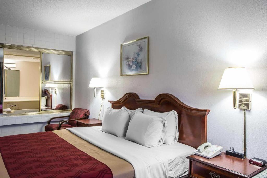 Econo Lodge South Garner Bagian luar foto
