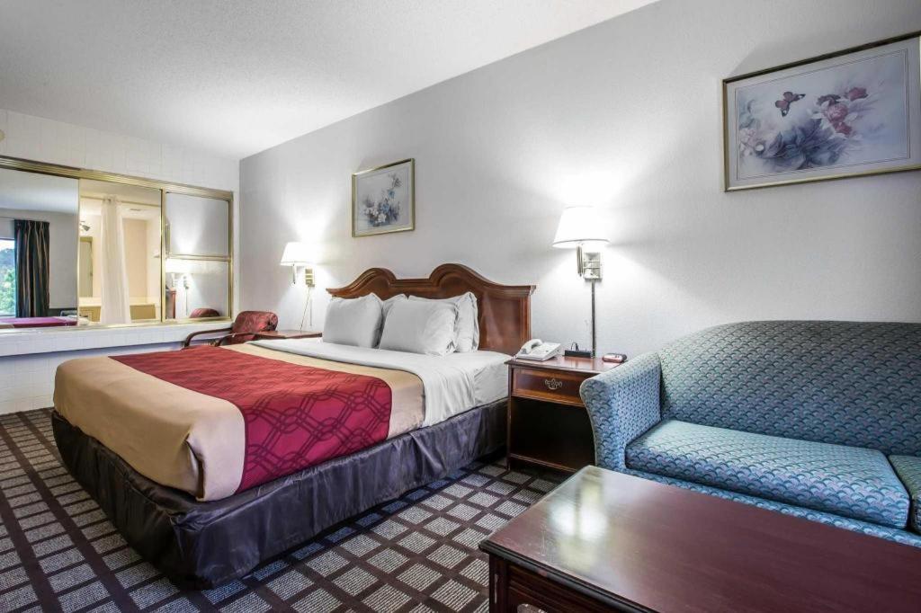 Econo Lodge South Garner Bagian luar foto