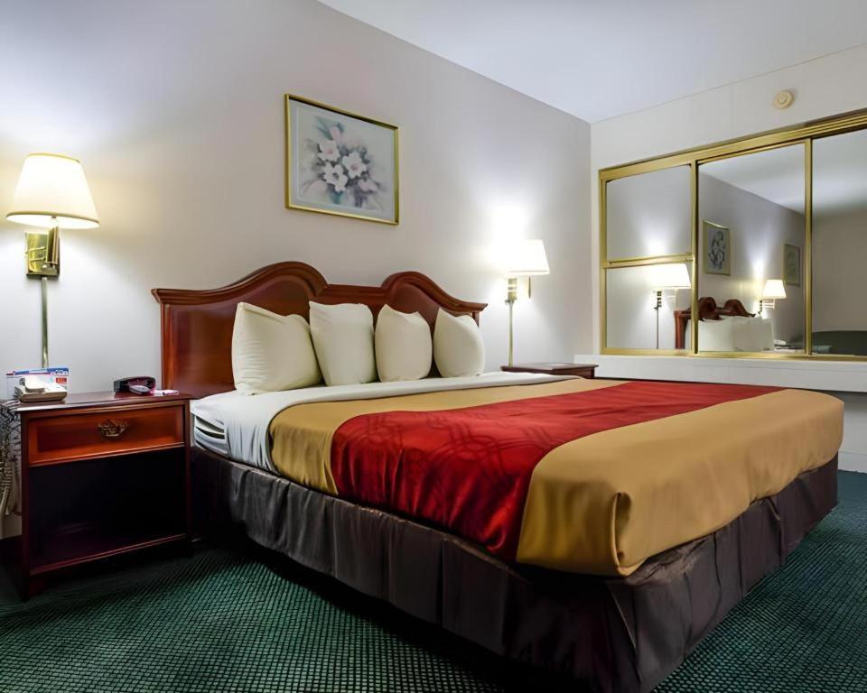 Econo Lodge South Garner Bagian luar foto
