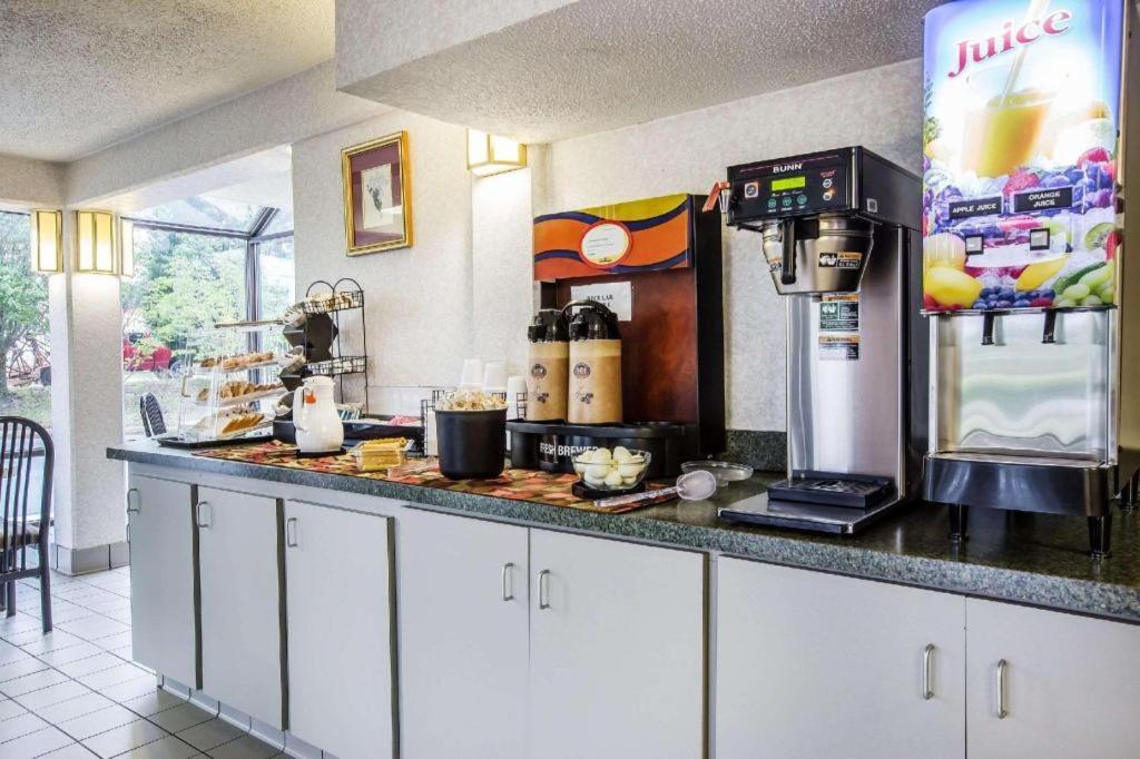 Econo Lodge South Garner Bagian luar foto